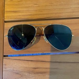 Like new classic Ray-ban aviators.